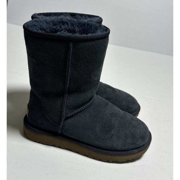 Ugg Women CLASSIC SHORT II BOOT S/N 1016223 Sheepskin, Wool Size 6 - Picture 8 of 13